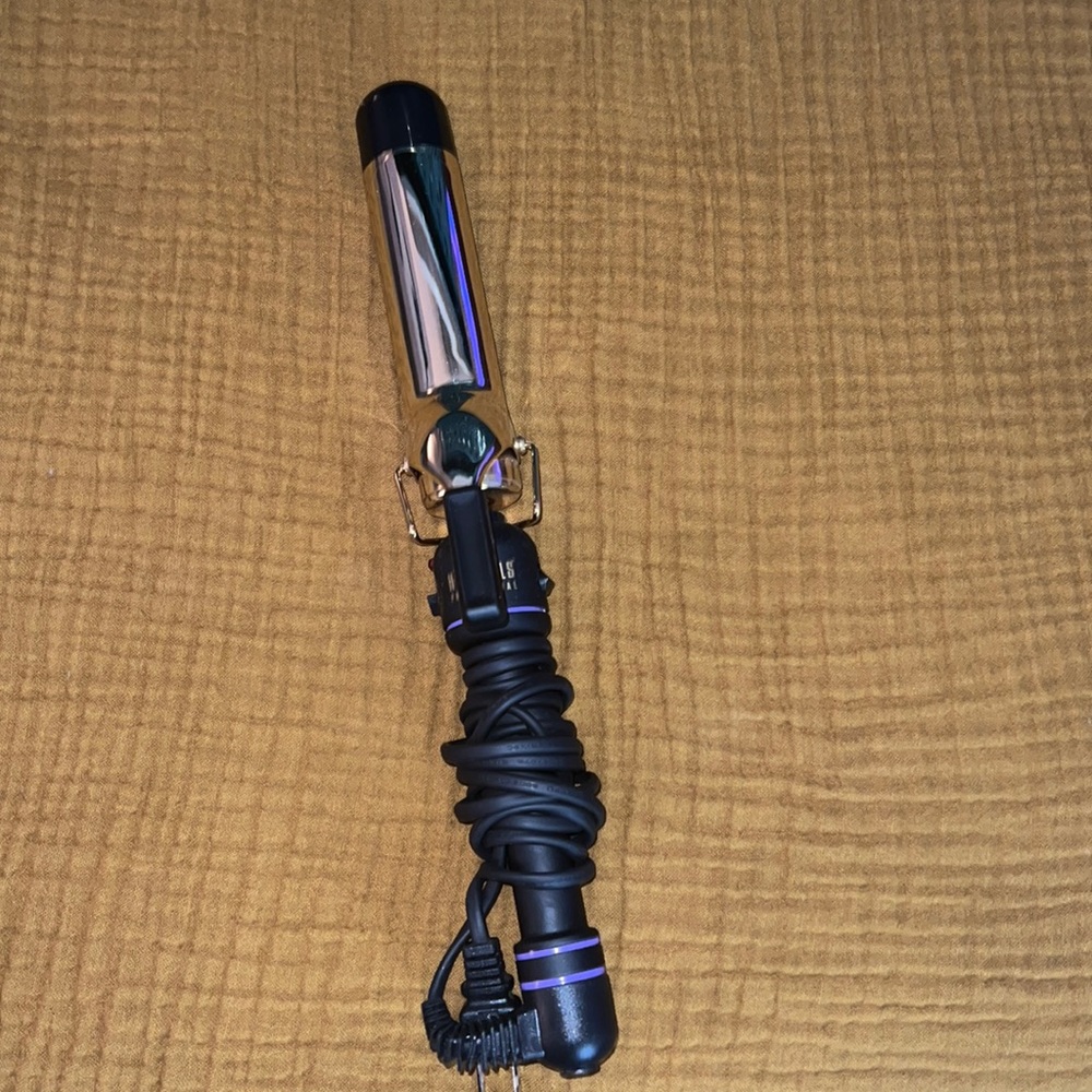 Hot Tools 1.5 in curling iron. Great condition.